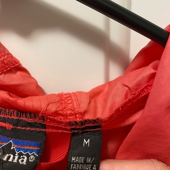 Patagonia pull over windbreaker with front pouch - Picture 4 of 7